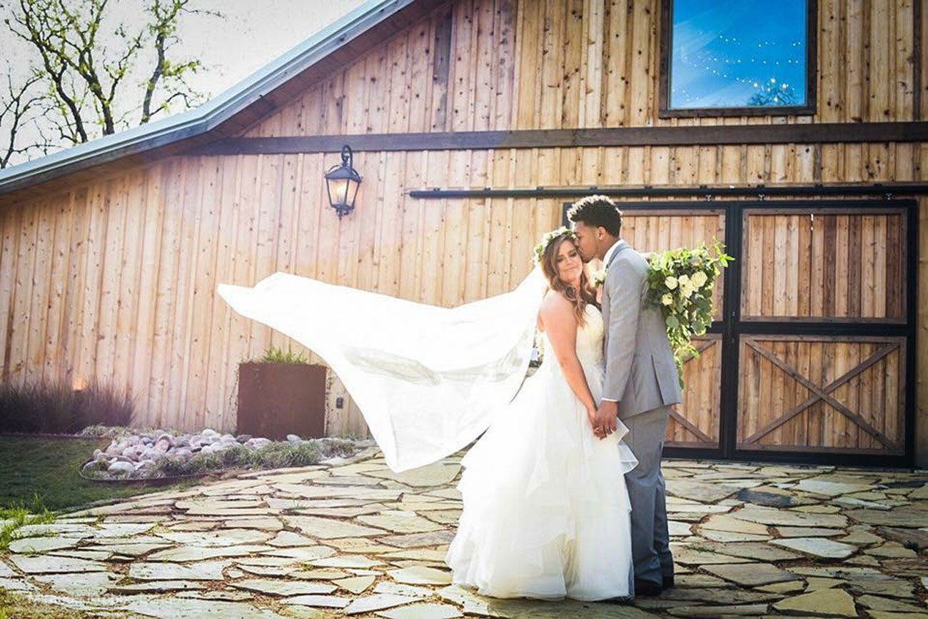 Whispering Oaks Wedding Venue Bride & Groom